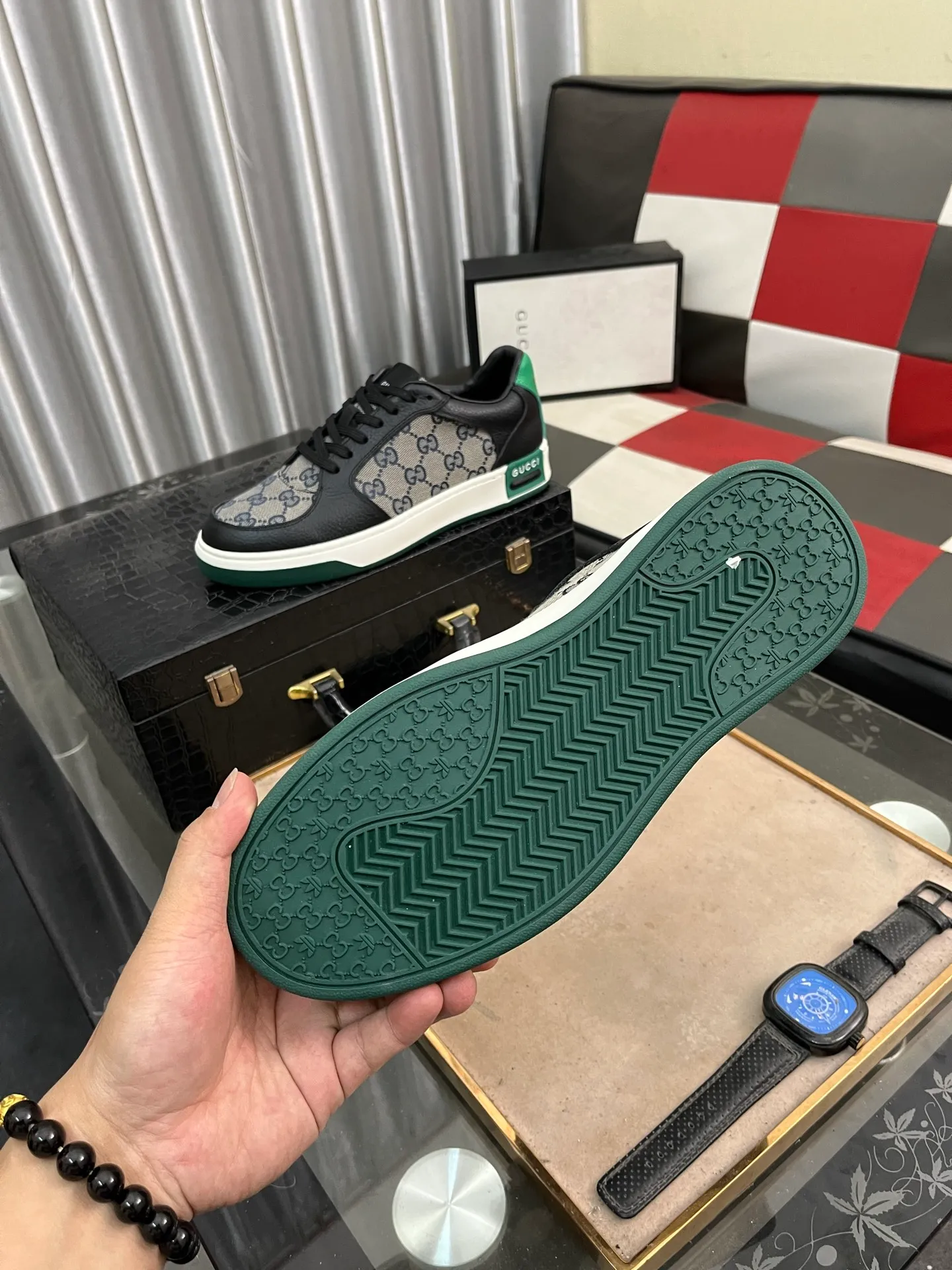 Men's shoes💰420⌚️⌚️[GUCCI] Gucci men's casual shoes are absolutely popular🔥The ultimate matching item for trendy men! The charm of super texture is unstoppable. This is the main recommendation. The upper is made of high-quality cowhide, with pig lining feet and wear-resistant rubber sole. It is noble and elegant! Extremely comfortable🎁🎁You can be as handsome as you want💪 Available in sizes 38-44 and 3️⃣colors